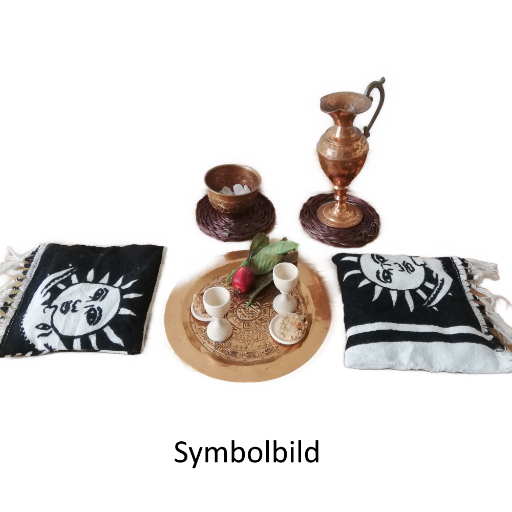 Nomadenszene - Essplatz mit Gedecken und Sitzkissen